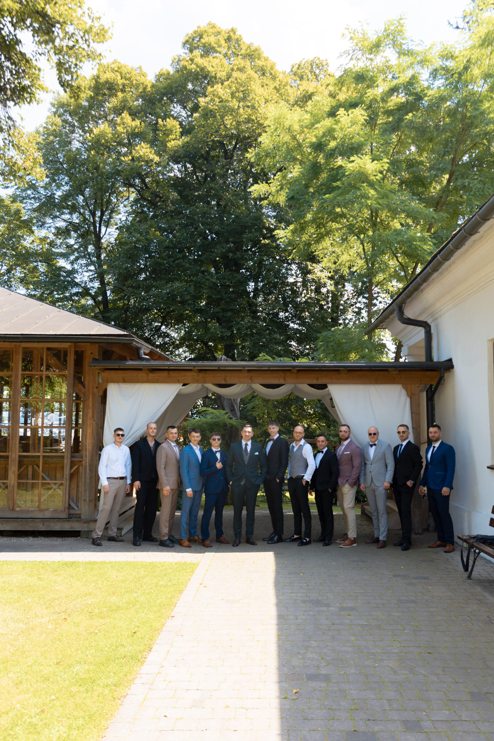 zdjęcie grupowe – Dwór w Brzeznej – fotograf ślubny treetime